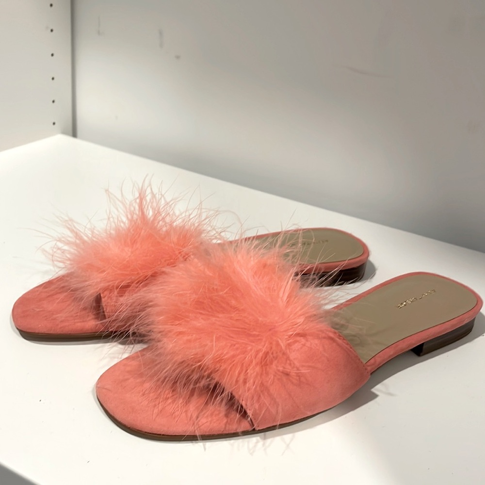 Ann Taylor Pink Suede flat slide sandals with Feather detail. Size 8.5 Brand New - Picture 2 of 3